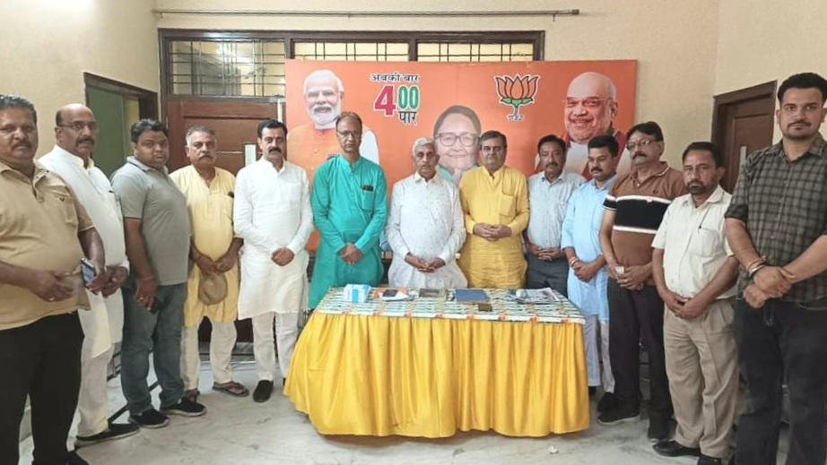 BJP leaders paid tribute to those who died due to the bus fire